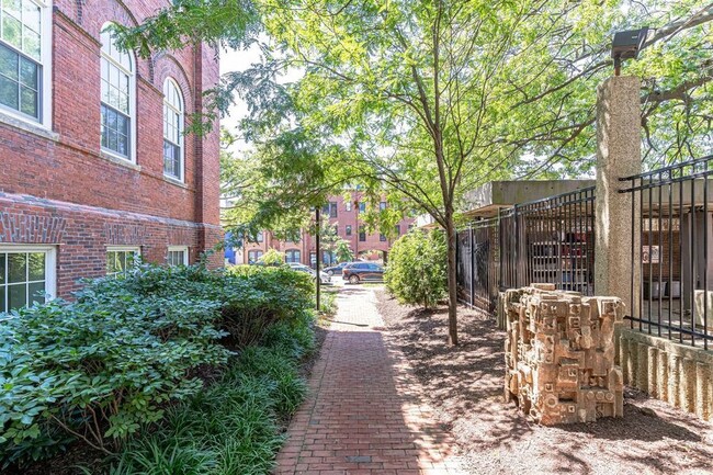 Building Photo - Stunning Capitol Hill One-Bedroom!