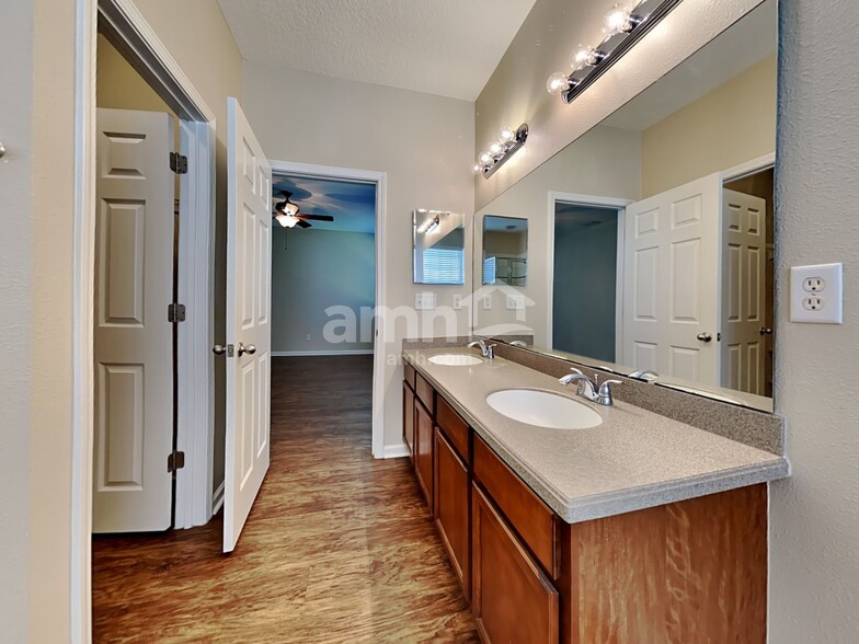 Building Photo - 809 N Garden Lake Dr