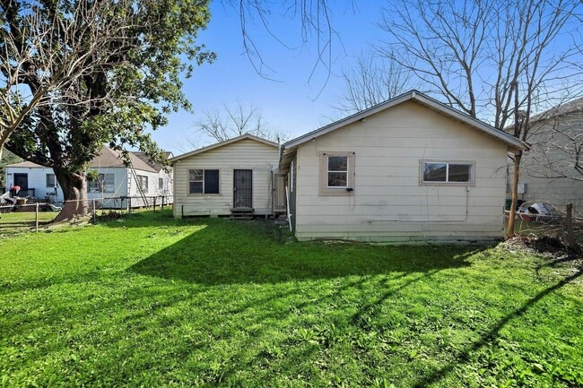 Building Photo - 128 Kress St
