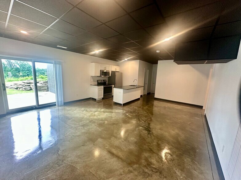 Building Photo - 1818 River Dr