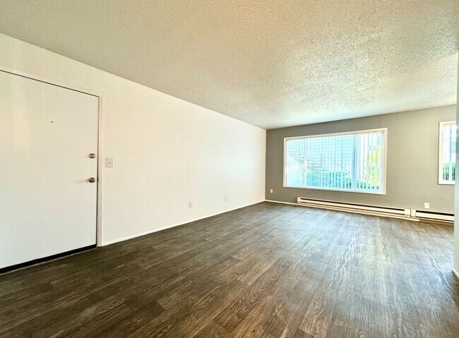 Building Photo - **$750 DEPOSIT & FREE FIRST MONTH'S RENT** Hudson Court - Spacious Main Floor Unit~ Great Natural...