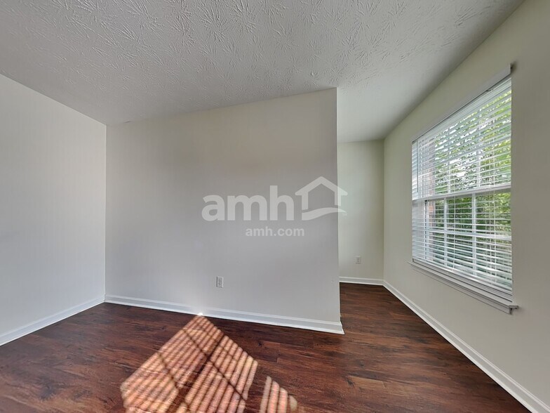 Building Photo - 156 Haverstraw Pl