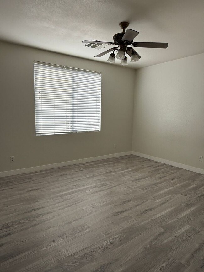 Building Photo - Beautiful three Bedroom, 2 Bath Home