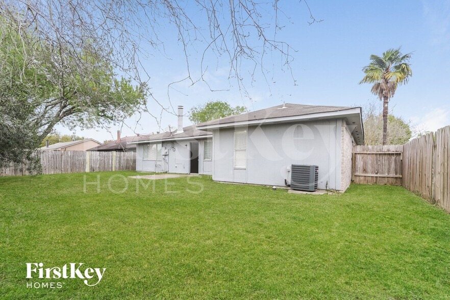 Building Photo - 2026 Summer Pl Dr