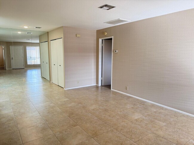 Building Photo - 312 W Yukon Dr