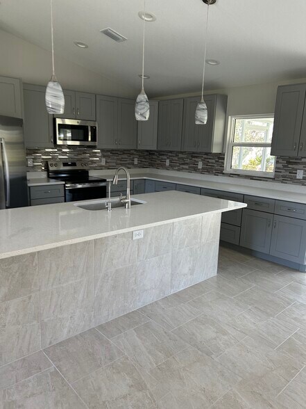 Building Photo - 2400 Carpenter Ln