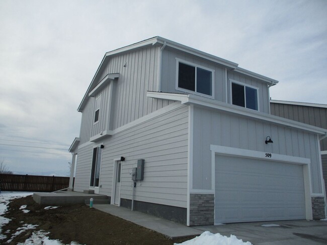 Building Photo - Brand New Berthoud Property facing the Mou...