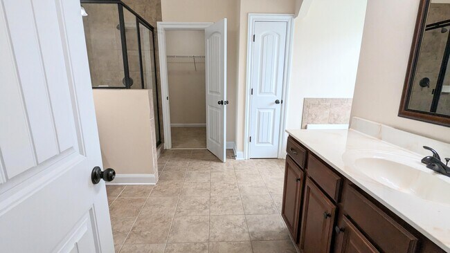 Building Photo - 718 Erika Ln