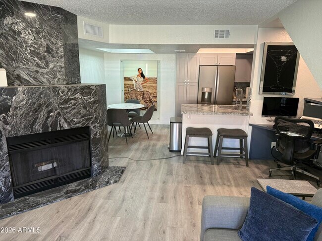 Building Photo - 1820 E Morten Ave