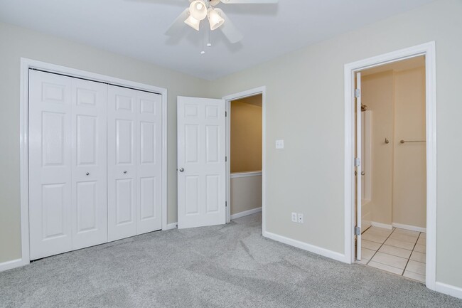 Building Photo - 2 Bedroom 2.5 Bath Townhouse