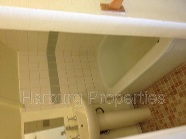 Building Photo - 852 Garfield Ave