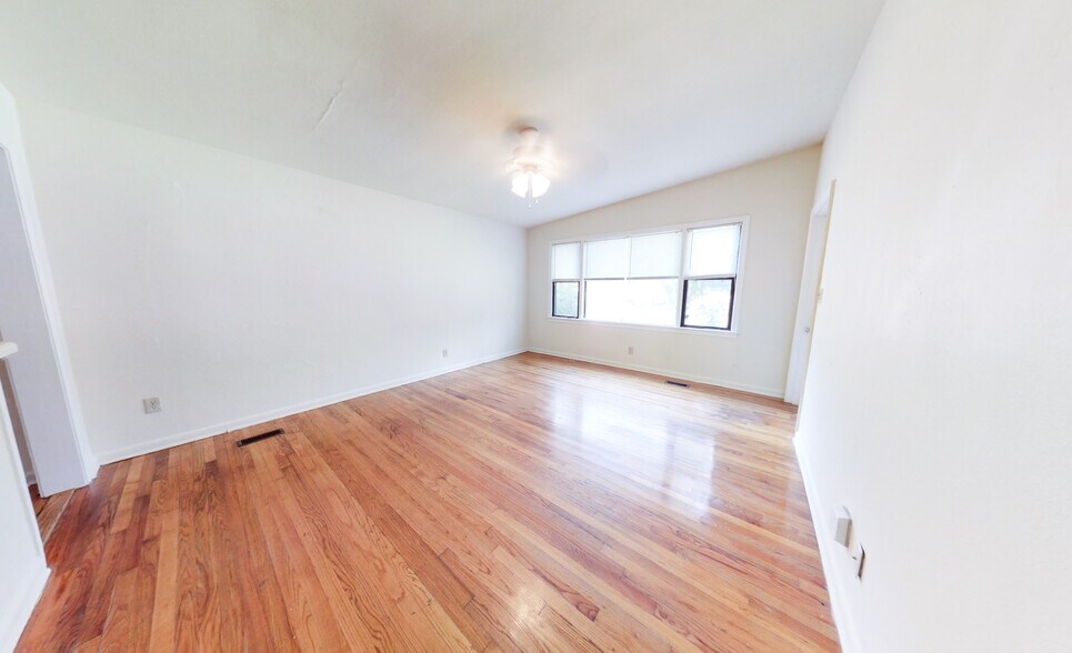 Building Photo - 1653 Mayhew St