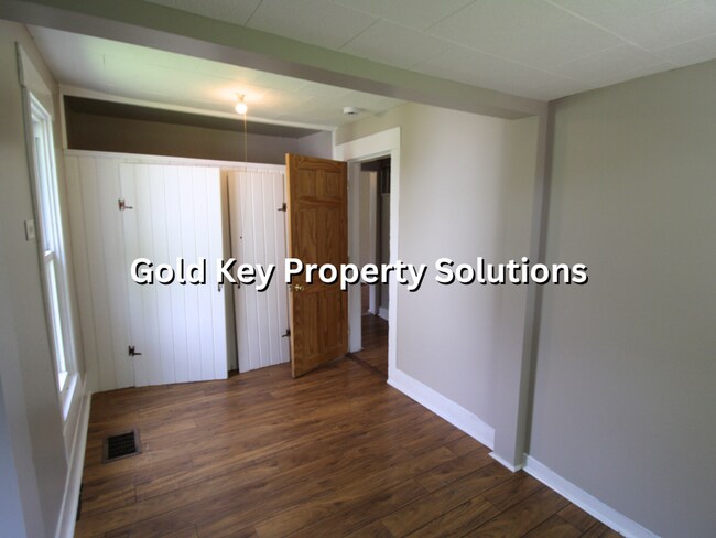 Building Photo - Updated 2 BR 1 BA House with Garage and Ce...