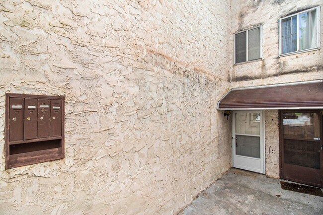 Building Photo - Fully Renovated 3BR/2BA Condo in Decatur!