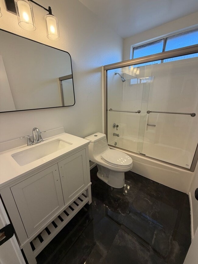 Building Photo - 2 Bed, 1 Bath single story duplex