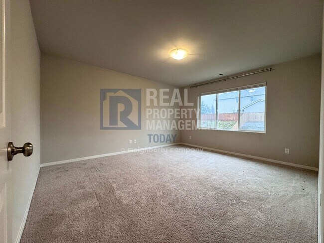 Building Photo - Spacious Modern 5-Bedroom Home with 3-Car ...