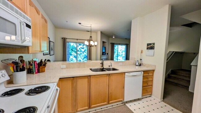 Building Photo - Bothell / Woodinville 2 Bedroom Townhome with Den and AIR-CONDITIONING