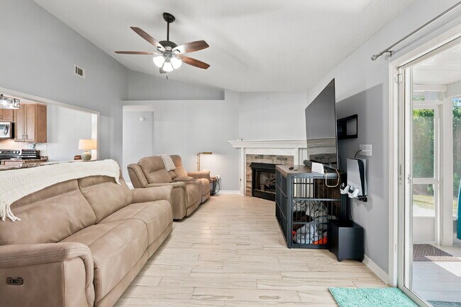 Building Photo - "Charming Pet Friendly 4-Bed Oasis in South Crestview with $500.00 Off First Full Months Rent!"