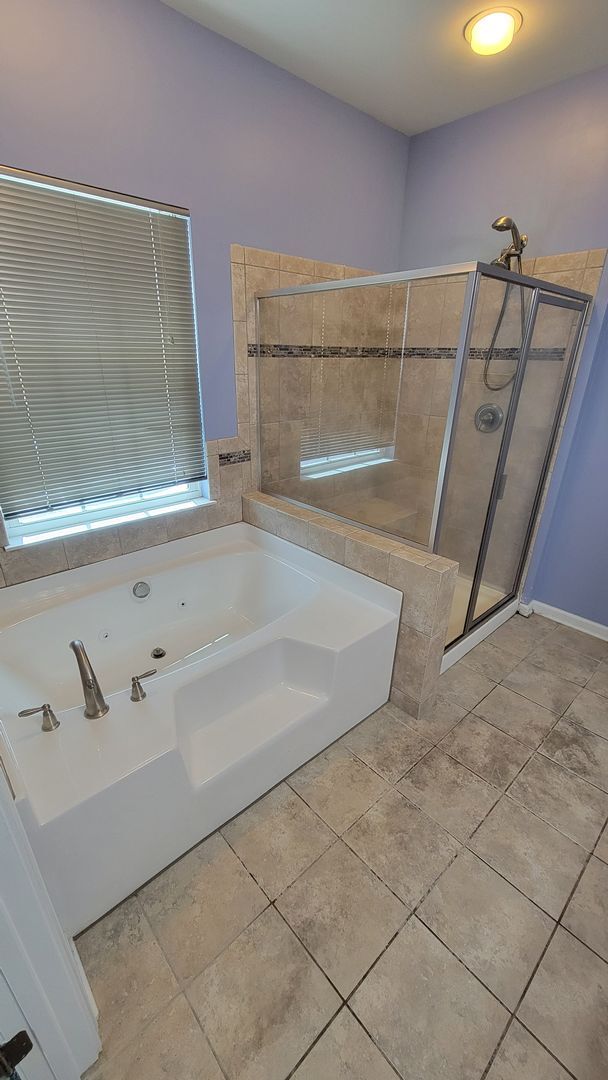 Building Photo - 4 Bed, 3.5 Townhome in Five Forks is Available!