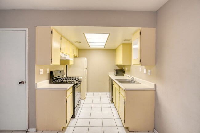 Building Photo - 1 Bed / 1 Bath Comfortable Townhome in Las...