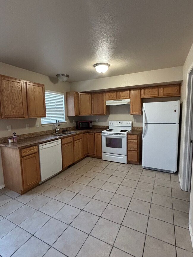 Building Photo - 4 Bedroom Townhome Near UNC - Available Au...