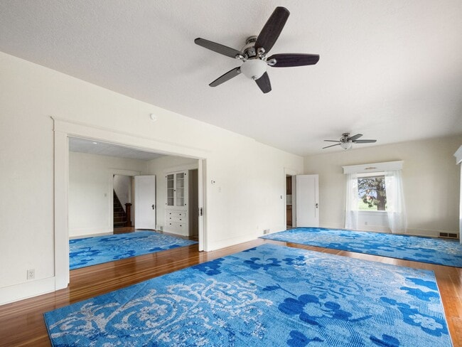 Building Photo - Beautiful craftsman style farmhouse outsid...