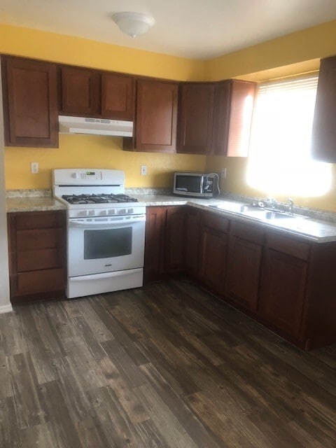 Building Photo - 1532 N El Rio Dr