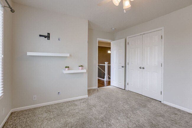 Building Photo - Must See West Omaha 5 Bedroom!!
