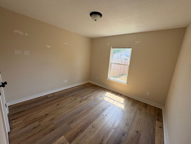 Building Photo - 3b/2Bth Home