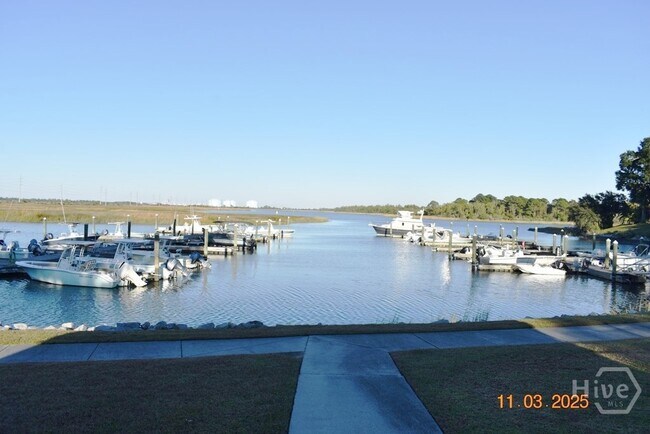Building Photo - 10 Piper's Pond Ln