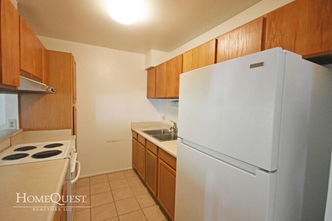 Building Photo - Parkway Condo Available Now!   3/2/2 - $3600