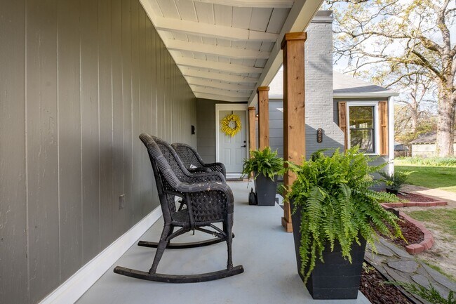 Building Photo - Updated 3-Bedroom Home with Fully Equipped Kitchen & Washer/Dryer in Great Neighborhood!