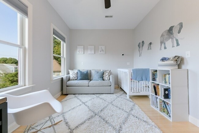 Building Photo - 10 Symmes St