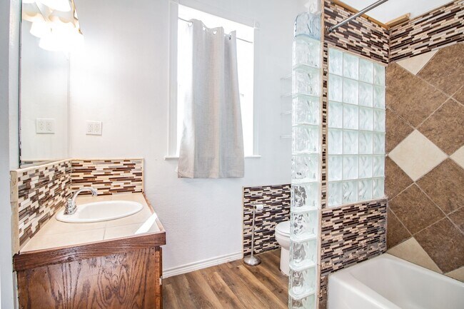 Building Photo - Spacious & Updated 4/2