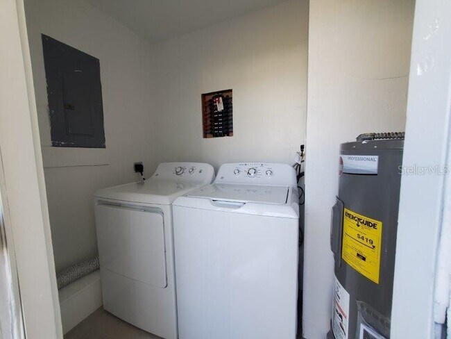 Building Photo - 2472 Picnic St