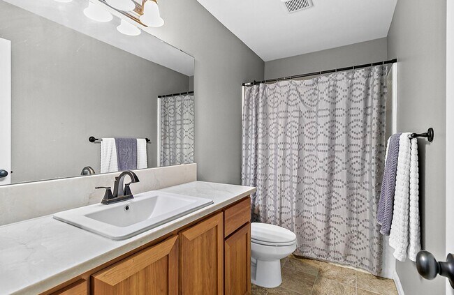 Building Photo - 4Bd/2.5Ba Renton Townhome