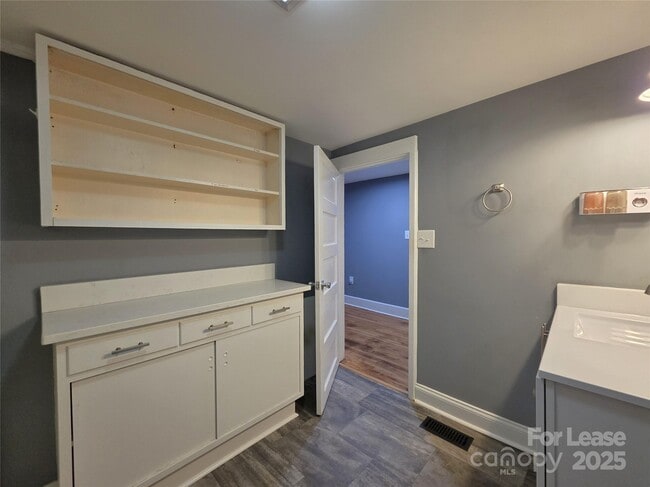 Building Photo - 222 W McCubbins St