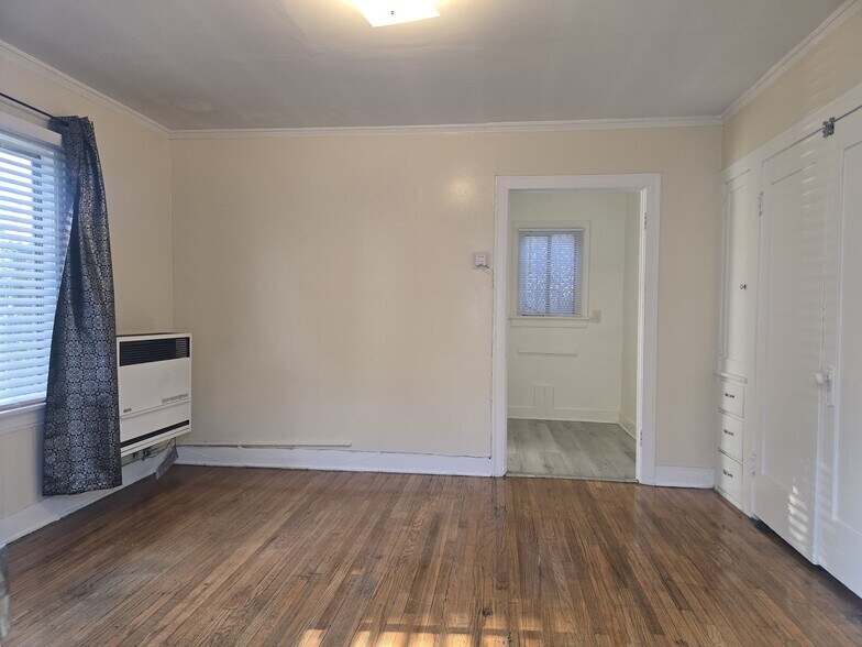 Building Photo - 2808 1/2 Hillcrest Dr