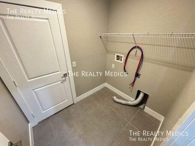 Building Photo - 205 Hibiscus Ln