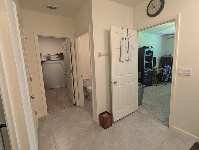 Building Photo - Modern 4-Bedroom Home with Large Backyard ...