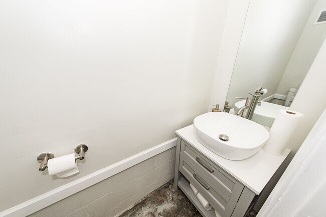 Building Photo - 3 BD 2.5 Bath Charming Home