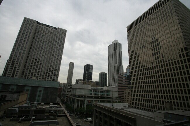 Building Photo - 550 N St Clair St