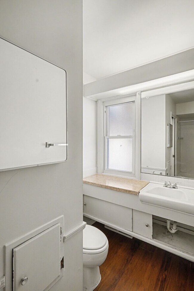 Building Photo - AVAILABLE NOW!  KEARSLEY SCHOOLS!