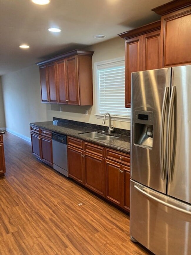 Building Photo - Spacious 4 Bedroom