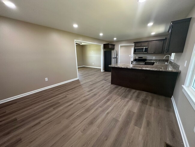 Building Photo - Newly Renovated Home in Shelbyville - 30 m...