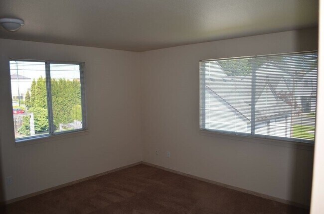 Building Photo - Stylish Modern 3 Bed, 2.5 Bath Townhouse i...
