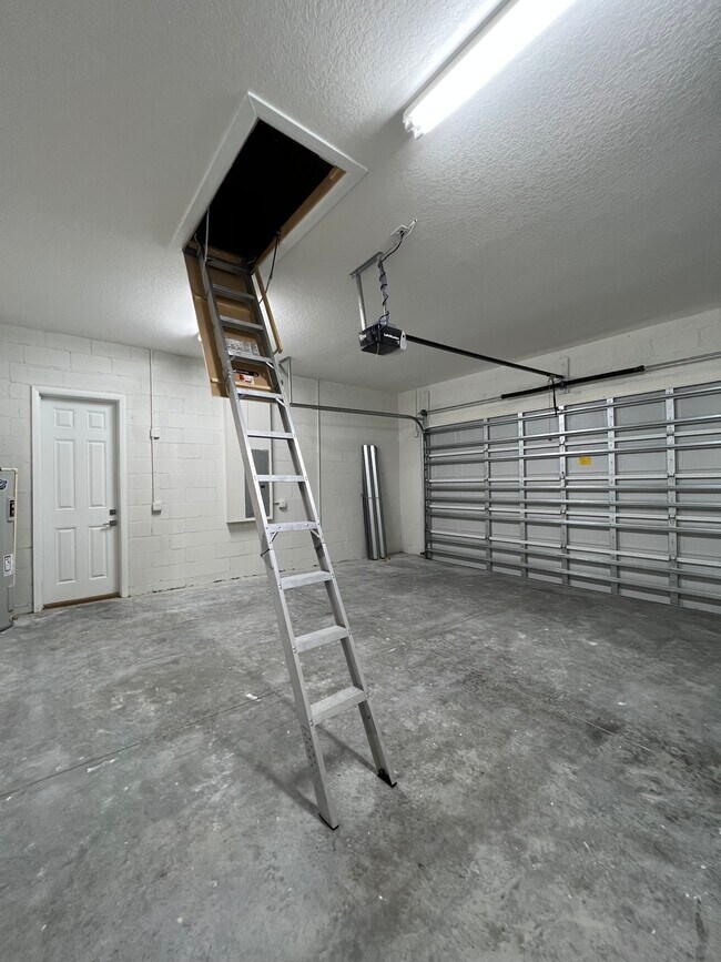 Building Photo - 1060 S Capri Ct