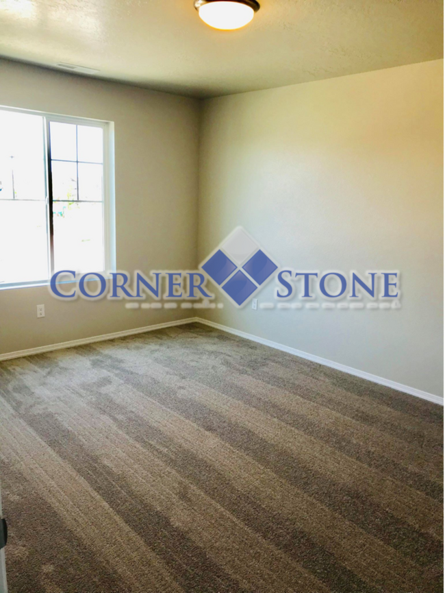 Building Photo - Spacious Home Canterbury Commons!