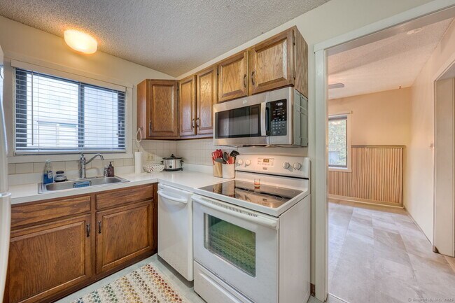 Building Photo - 10 Deepwood Dr