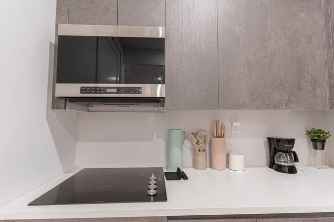 Building Photo - 631 Wilson Ave